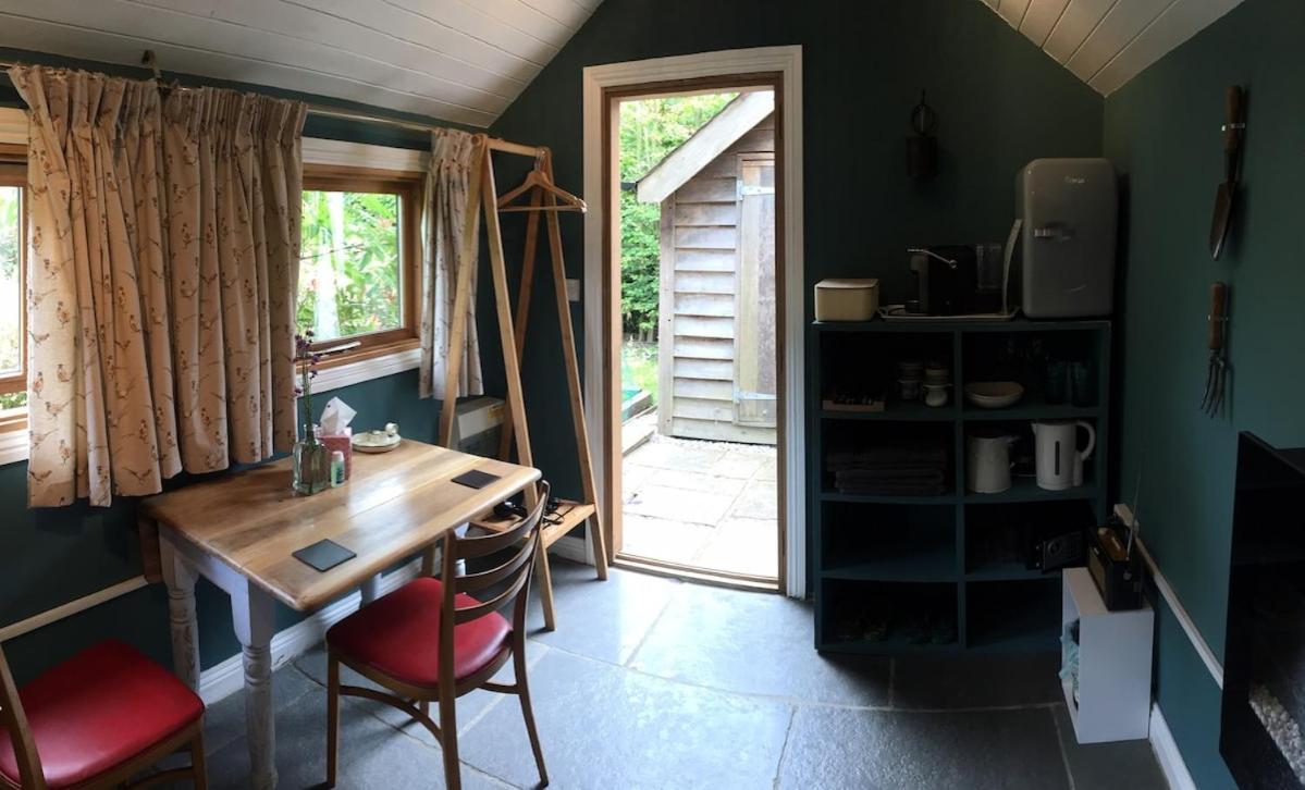 The Tool Shed Nestled In Idyllic Countryside Villa Linchmere Ngoại thất bức ảnh